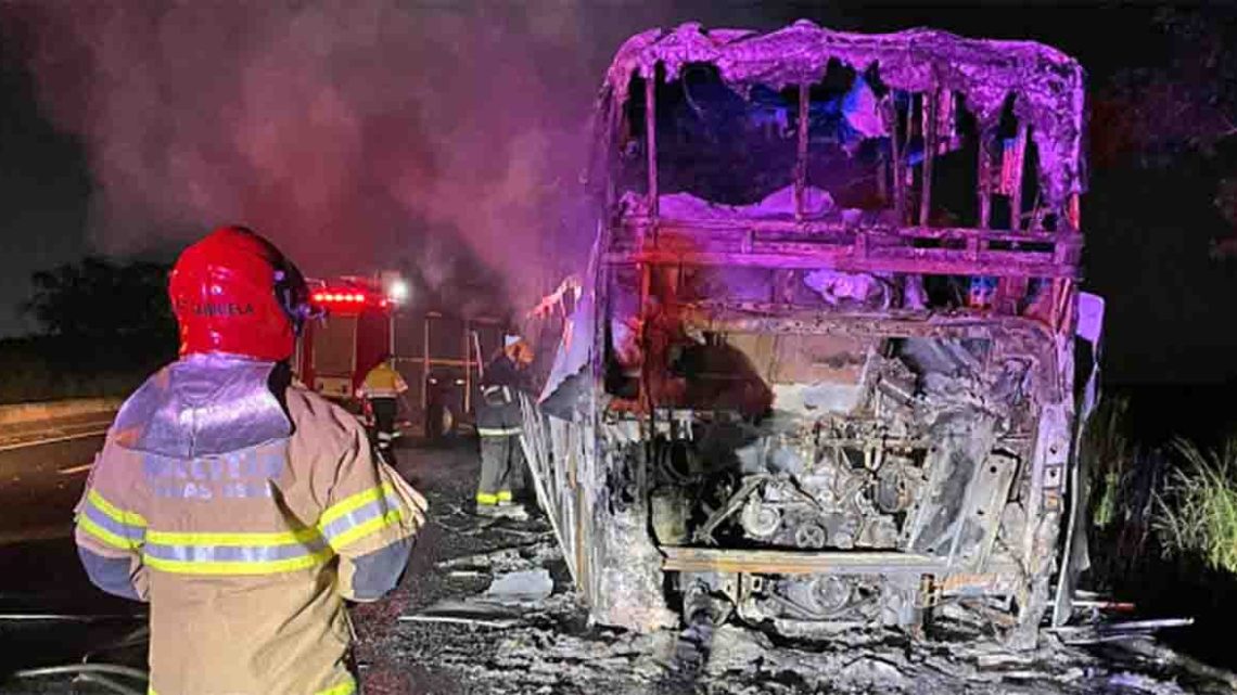 MG: Ônibus rodoviário pega fogo na cidade de Uberaba