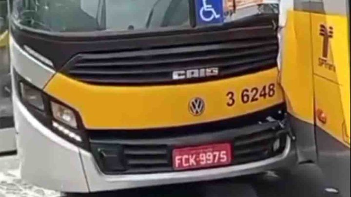 Acidente envolve três ônibus na zona leste de São Paulo