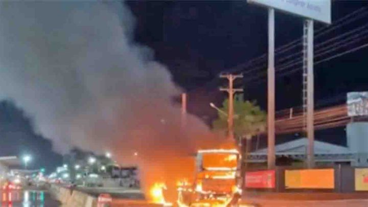 PA: Ônibus urbano pega fogo na BR-316 em Ananindeua