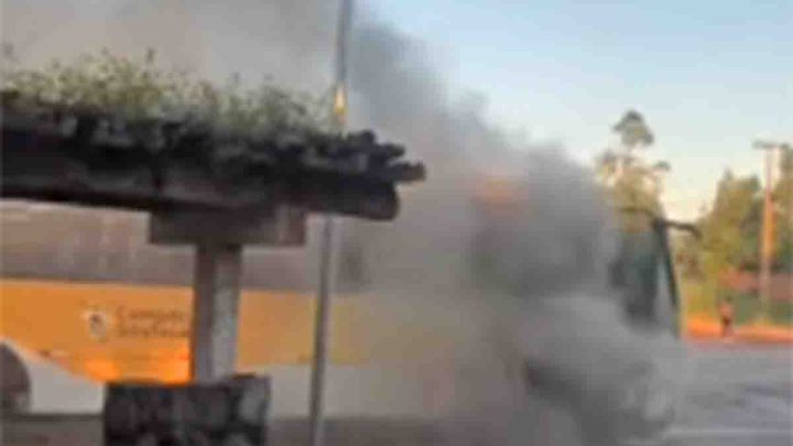 RJ: Ônibus urbano pega fogo em Campos do Goytacazes