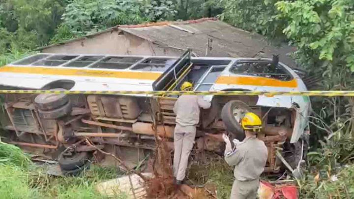 PR: Micro-ônibus tomba deixando 16 feridos em Apucarana