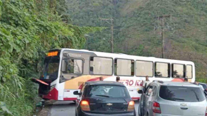 Petrópolis: Ônibus da Petro Ita quebra e fecha a Serra Velha