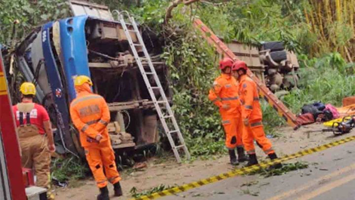 MG: Ônibus da Sampaio tomba deixando 7 mortos