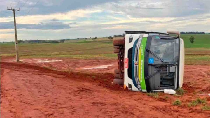PR: Ônibus da Viação Umuarama tomba em Alto Piquiri