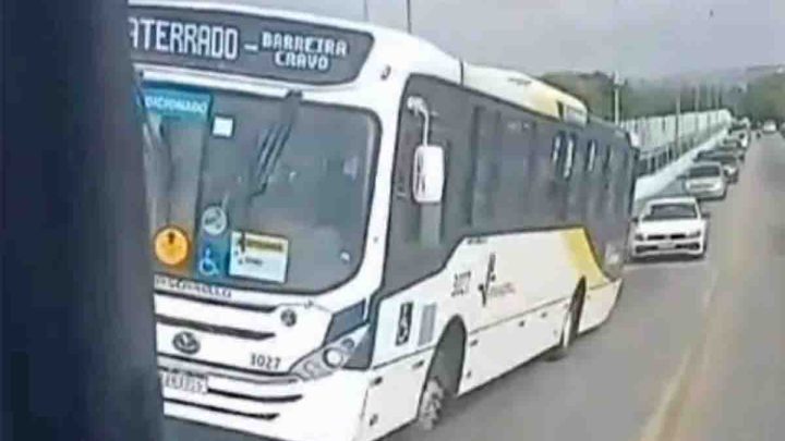 RJ: Ônibus da Pinheiral sofre acidente em Volta Redonda