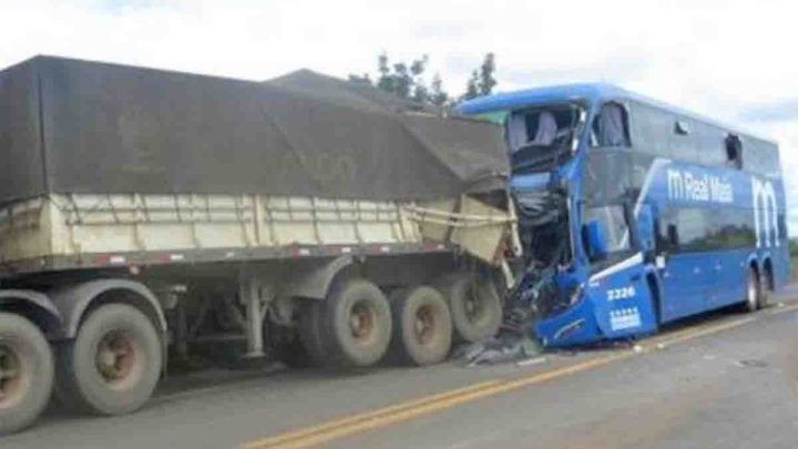 BA: Acidente com ônibus deixa feridos em Formosa do Rio Preto