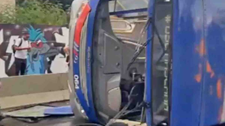 Vídeo: Ônibus escolar tomba deixando 15 feridos em Paulínia