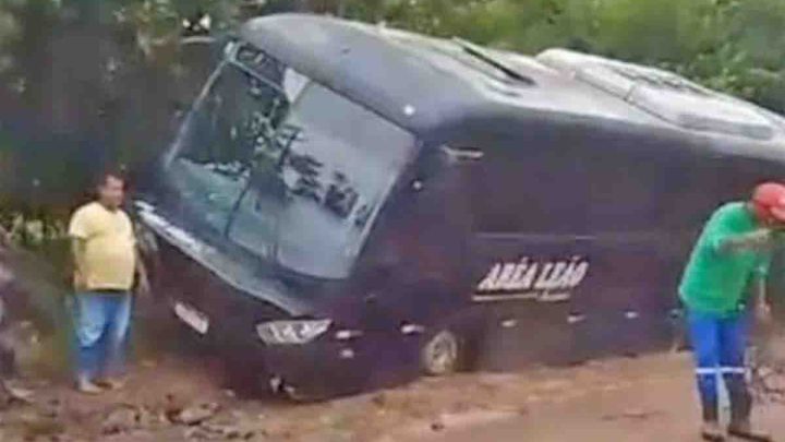 Ônibus atola mais uma vez na rodovia PI-222 em Beneditinos