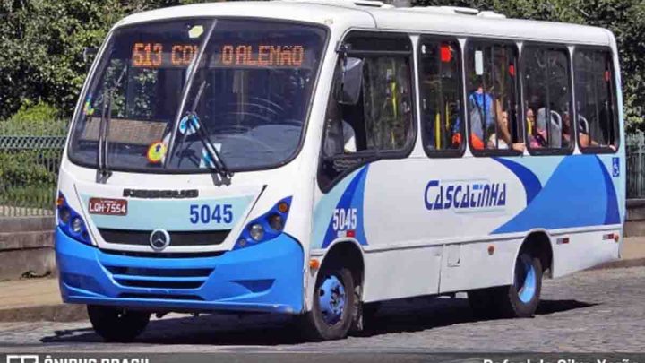 Petrópolis: Passageiros reclamam de micro-ônibus enguiçado