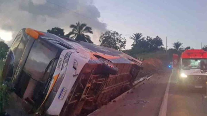 Vídeo mostra momento do acidente com ônibus em Teixeira de Freitas