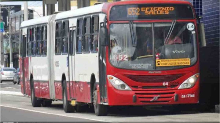 Articulado fica atravessado em avenida de Manaus após manobra irregular