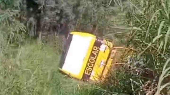 Vídeo: Acidente com micro-ônibus deixa 21 feridos em Ortigueira