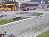 Vídeo: Colisão entre ônibus deixa feridos em Itajaí