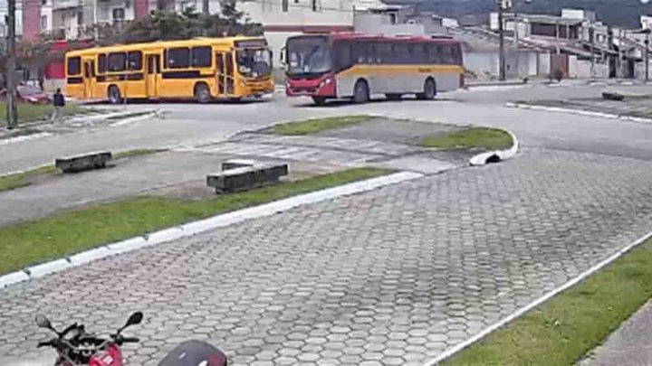 Vídeo: Colisão entre ônibus deixa feridos em Itajaí
