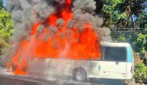 Rio: Ônibus da Viação Redentor pega fogo na Serra Grajaú - revistadoonibus