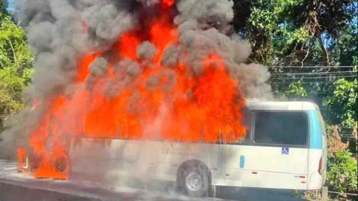 Rio: Ônibus da Viação Redentor pega fogo na Serra Grajaú