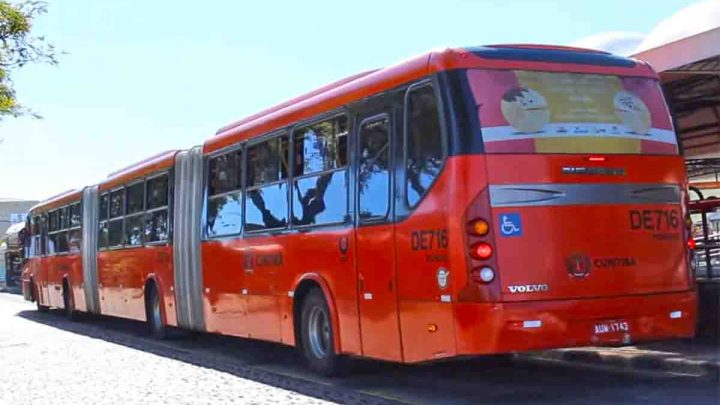 Curitiba: Mulheres brigam no Terminal do Centenário