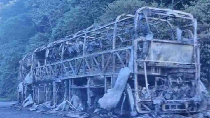 RJ: Ônibus rodoviário pega fogo na Serra de Petrópolis