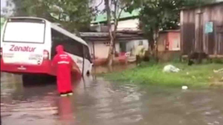 Vídeo: Micro-ônibus sofre acidente na zona leste de Manaus
