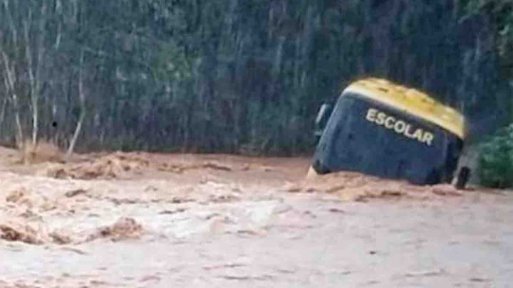 Vídeo: Ônibus escolar cai em buraco durante chuva em Capinzal