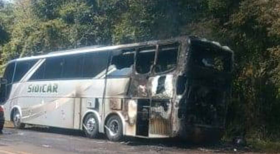Ônibus Rodoviário pega fogo na PR-483 no interior do Paraná