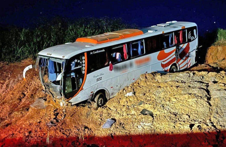 MG: Acidente com ônibus deixa vários feridos na BR-146 em Serra do Salitre