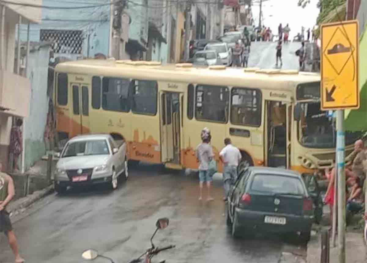 Vídeo: Ônibus fica atravessado em rua de Belo Horizonte - revistadoonibus