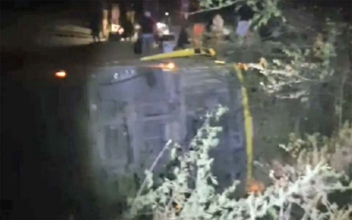 RN: Ônibus tomba na BR-304 deixando 11 feridos em Angicos