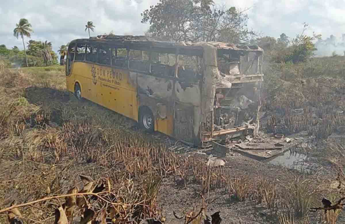 AL: Ônibus rodoviário pega fogo em Marechal Deodoro