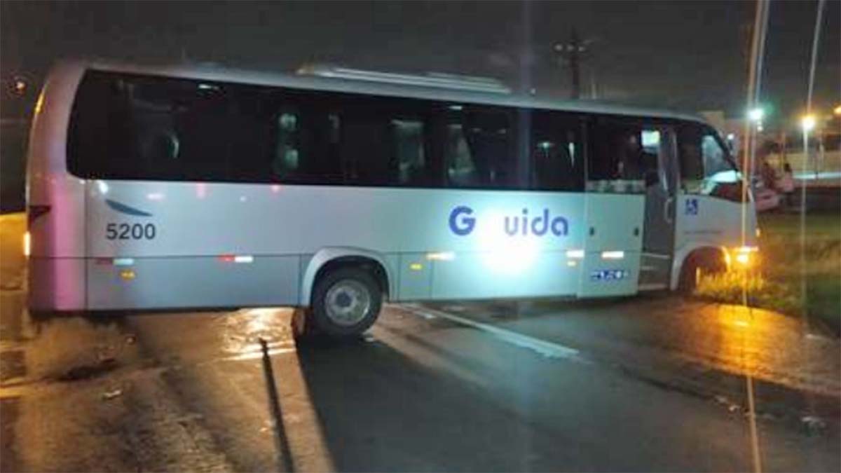 PR: Colisão com micro-ônibus chama a atenção em Cambé - revistadoonibus