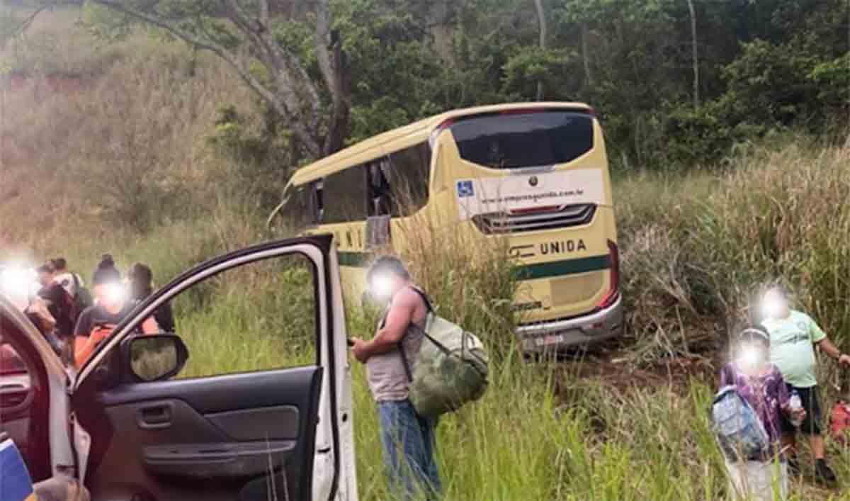 Vídeo: G8 da Unida sai da pista próximo de Coimbra - revistadoonibus