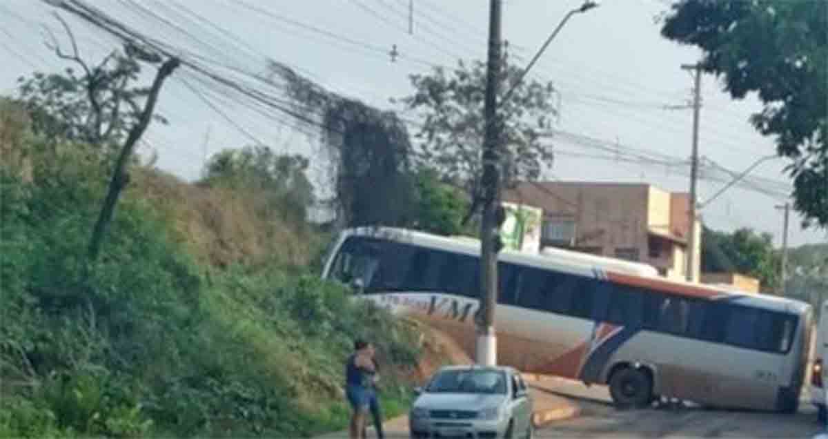 MG: Ônibus da VMG fica entalado em Brumadinho - revistadoonibus
