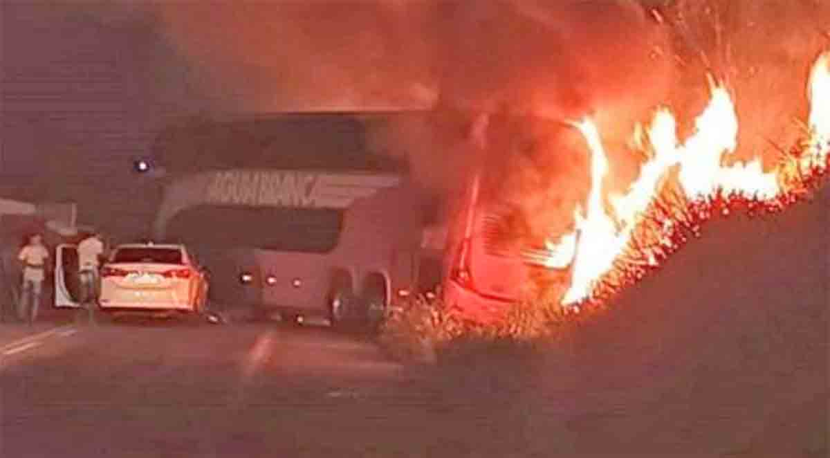 BA: Ônibus da Aguia Branca pega fogo em Conceição do Almeida